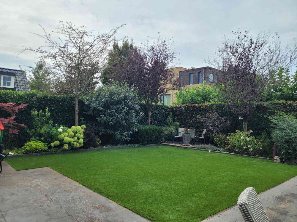 Natuurlijke tuin met een kunstgrasgazon