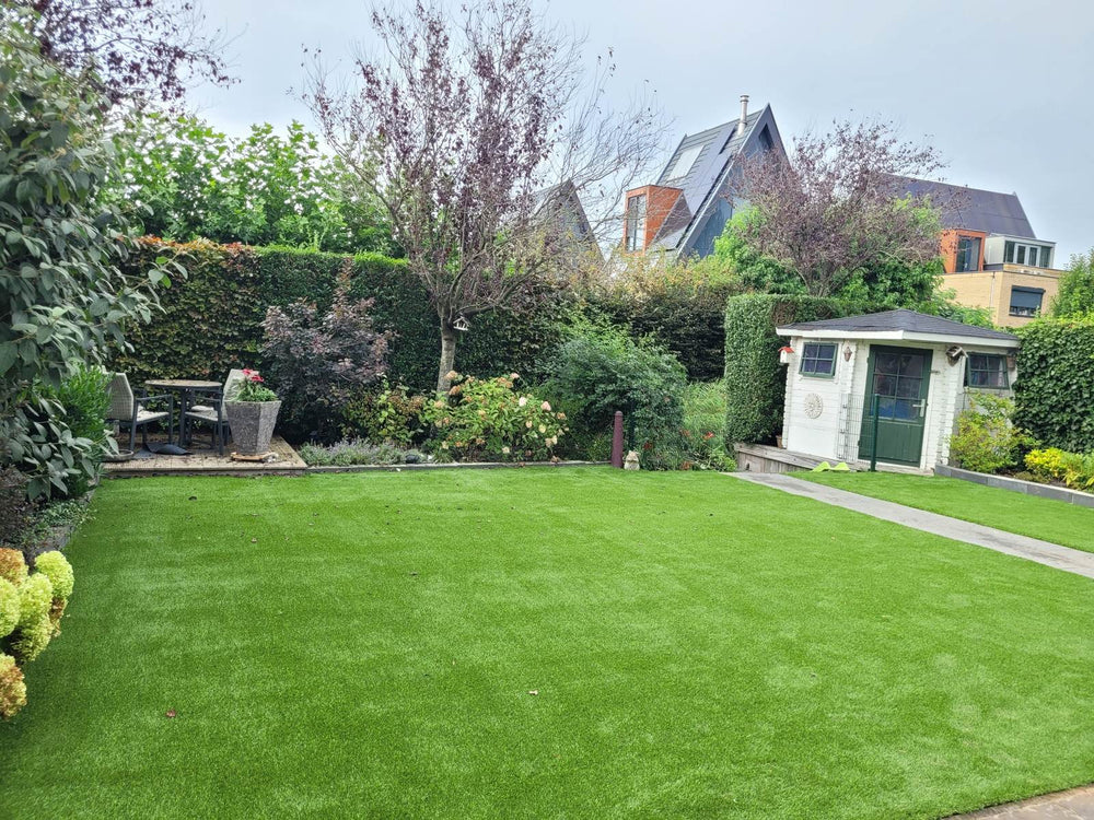 Ruime tuin met een groot kunstgrasgazon